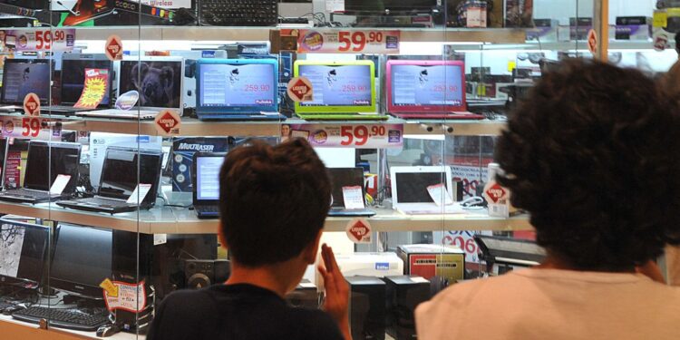 CNC: intenção de consumo das famílias cresce 2,4% de abril para maio