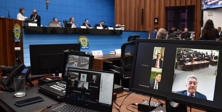 Deputados devem votar cinco projetos na sessão plenária desta terça-feira