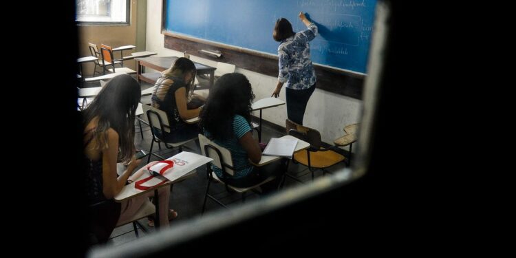 Pesquisa mostra por que brasileiros deixam escola