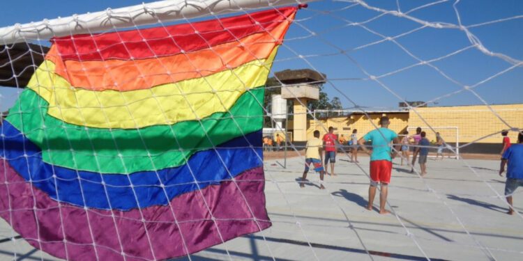 Na quadra ou na cela, comunidade LGBTQIA+ se divide em times para combater LGBTfobia