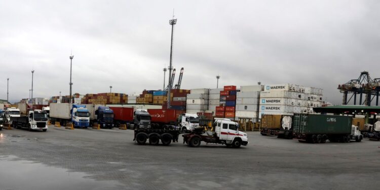 Balança comercial de abril tem superávit de US$ 8,225 bilhões