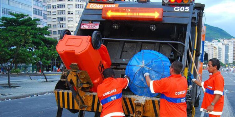 Acesso da população a coleta de lixo e rede de esgoto cresce no país