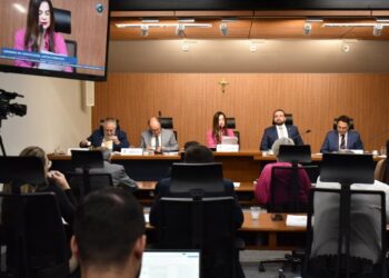 CCJR distribui LDO e aprova relatório a PL que proíbe cardápio exclusivamente digital