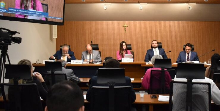 CCJR distribui LDO e aprova relatório a PL que proíbe cardápio exclusivamente digital