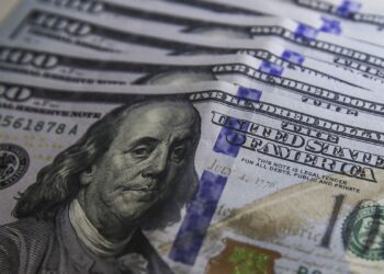 Dólar cai para R$ 4,86 e fecha no menor nível em um ano