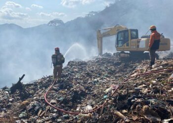 Bombeiros ainda trabalham para controlar fogo em lixão de Teresópolis