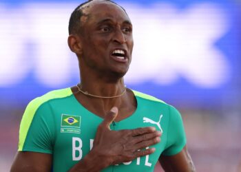 Alison dos Santos volta às pistas com terceiro lugar na Polônia