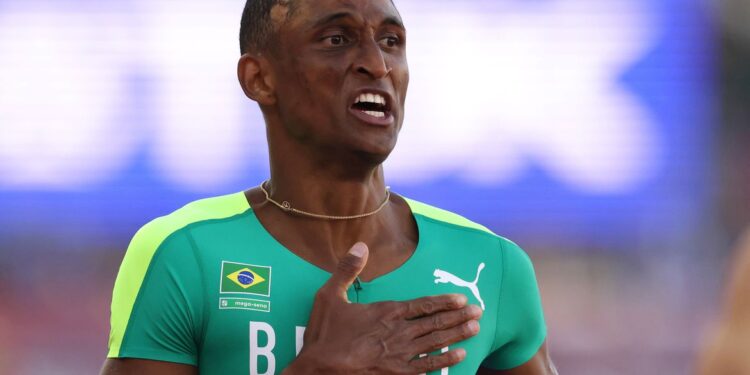 Alison dos Santos volta às pistas com terceiro lugar na Polônia