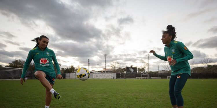 Com passagem de bastão, Marta lidera geração em última Copa do Mundo