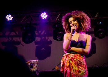 Gabi Barros, Mel Dias e Caramuja se apresentam terça no festival O Canto Delas