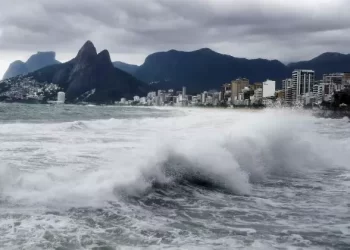 Ressaca pode provocar ondas de até 4 m na cidade do Rio de Janeiro