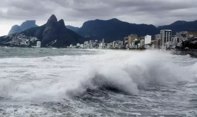 Ressaca pode provocar ondas de até 4 m na cidade do Rio de Janeiro