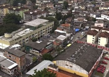 Escola pública bilíngue é cenário de documentário sobre adolescência