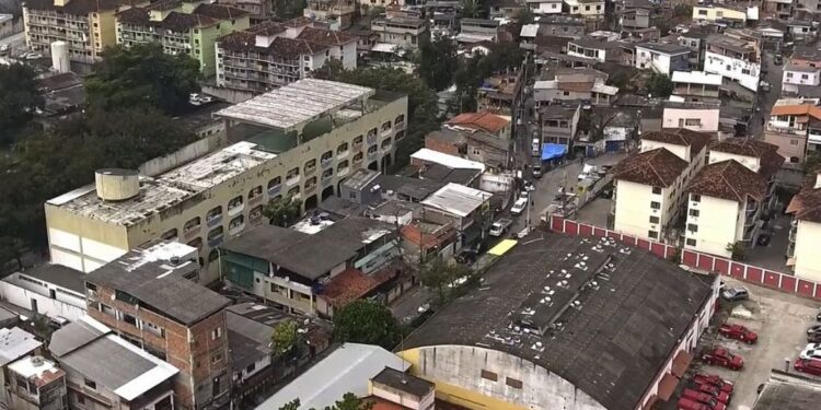 Escola pública bilíngue é cenário de documentário sobre adolescência