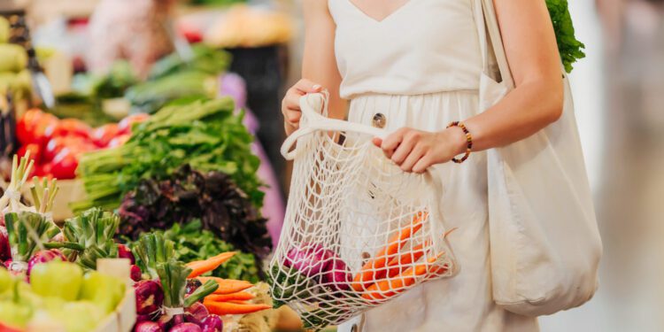 Médico enumera os alimentos que não devia incluir na lista de compras