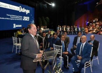 Presidente da ALEMS enaltece momento de estabilidade política ao receber título