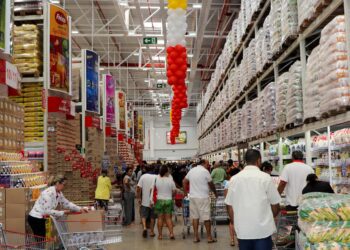 Atacarejo abre neste sábado até meia noite