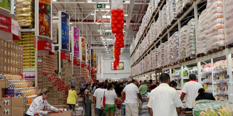 Atacarejo abre neste sábado até meia noite