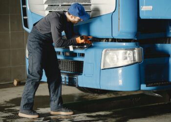 CCR MSVia realiza troca gratuita de lâmpadas de caminhões na BR-163/MS, em Campo Grande