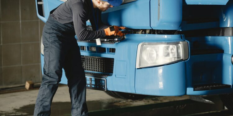 CCR MSVia realiza troca gratuita de lâmpadas de caminhões na BR-163/MS, em Campo Grande