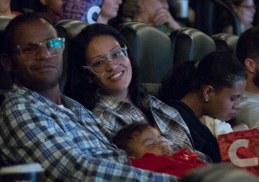 Sessão de cinema para mães e bebês exibe filme “Besouro Azul”, com Bruna Marquezine