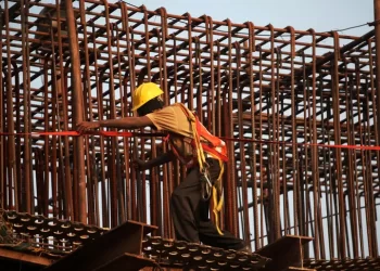 Confiança da construção sobe em setembro e atinge maior nível desde outubro, diz FGV/Ibre