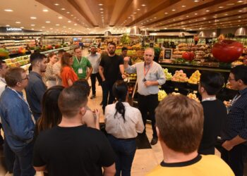 Modelo de “mercado shopping” serve de inspiração para lojistas e recebe visita técnica da SuperAMAS 2023