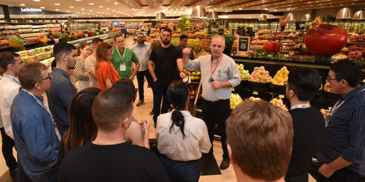 Modelo de “mercado shopping” serve de inspiração para lojistas e recebe visita técnica da SuperAMAS 2023