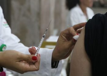 Saúde diz que é cedo atribuir alta de casos de covid à nova variante