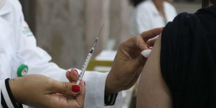 Saúde diz que é cedo atribuir alta de casos de covid à nova variante