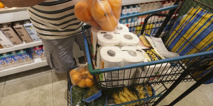 Alimentos e bebidas aliviam inflação para os mais pobres, aponta Ipea