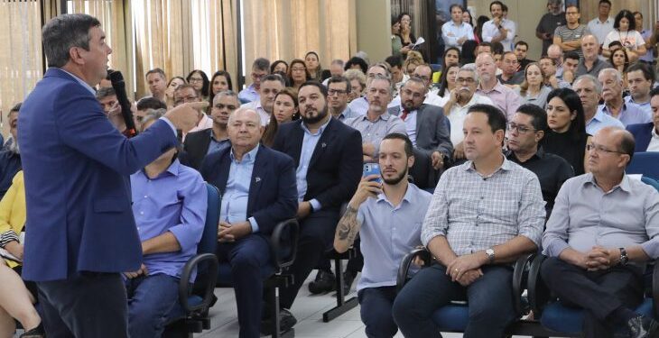 Governador assina convênios para promover qualificação profissional de 13 mil trabalhadores