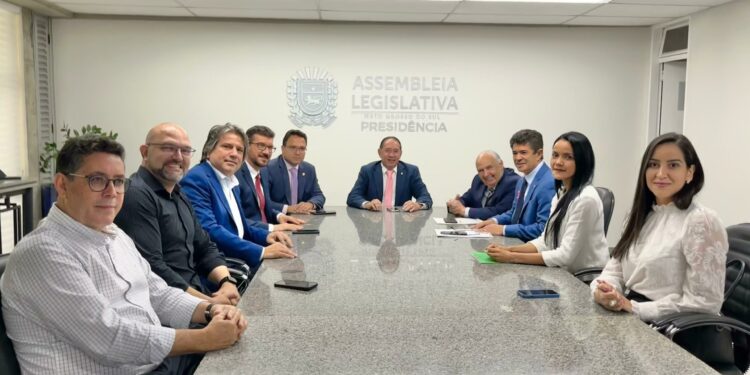 Assembleia recebe projeto que reajusta em 14,95% salário de 20 mil professores