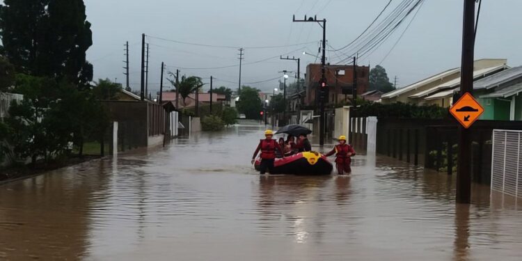 Santa Catarina tem 132 cidades atingidas por fortes chuvas