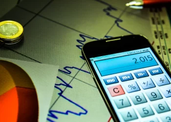 Prévia da inflação oficial fica em 0,21% em outubro, informa IBGE