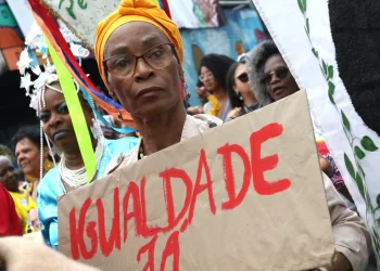 Mulheres concentram 60% de casos de racismo pela internet no Brasil