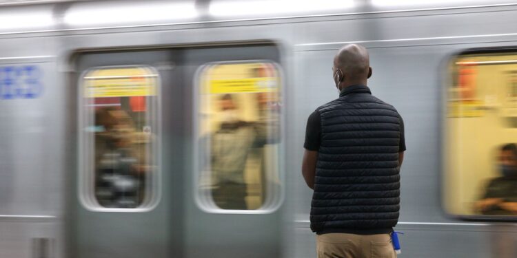 Paralisação de metrô, trens e Sabesp é ilegal, diz governador de SP
