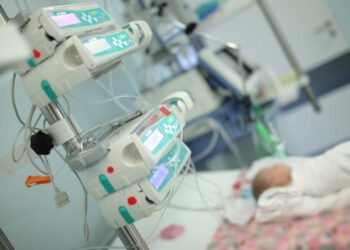 Espanha: Menina com doença incurável vive em hospital após ser abandonada