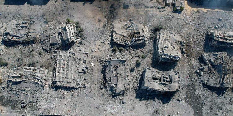 Israel destrói distrito de Gaza e míssil atinge igreja ortodoxa