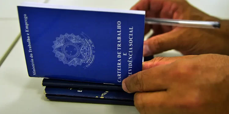 Brasil gera mais de 190 mil postos com carteira assinada em outubro