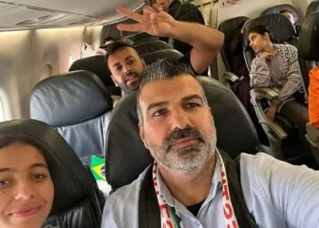 Avião da FAB com grupo de brasileiros que deixou Gaza decola rumo ao Brasil