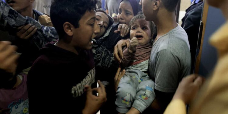 Médicos esperam “milagre”; só há um único hospital funcionando em Gaza