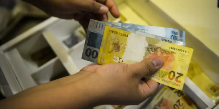 Endividamento atinge 76,6% das famílias brasileiras, mostra CNC