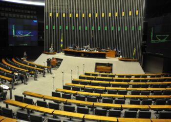 Deputados convocam audiência urgente para debater uso da IA nas eleições e preservação da democracia