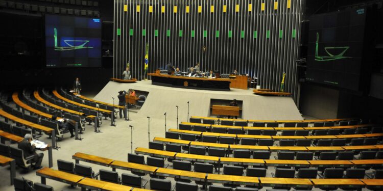 Deputados convocam audiência urgente para debater uso da IA nas eleições e preservação da democracia