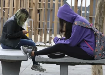 Rio quer ampliar proibição de celular na escola; pedagogos questionam