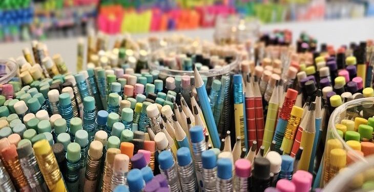 Do apontador ao caderno, variação de preços pode chegar a 415%