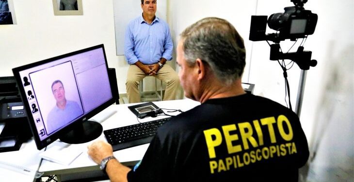 Governador faz novo RG e destaca que documento é gratuito à população