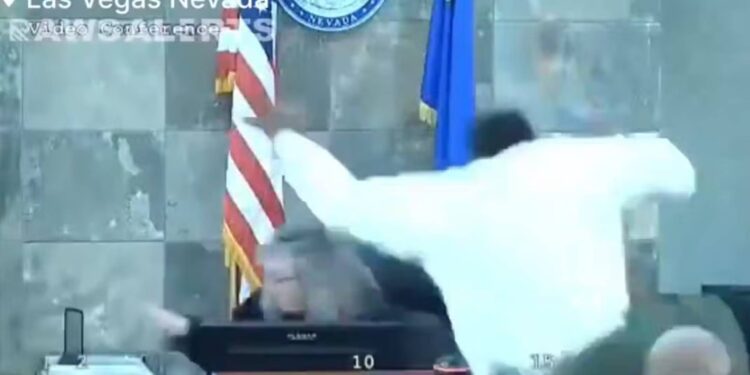 Homem que atacou juíza nos EUA volta ao tribunal com algemas, máscara e luvas de proteção