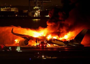 Avião com quase 400 pessoas a bordo em chamas no aeroporto de Tóquio